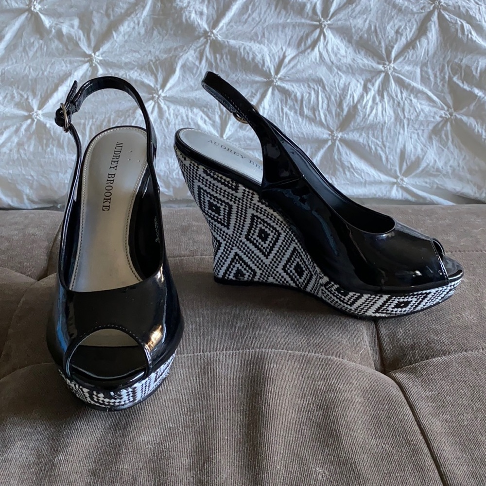 Black and white Aztec wedges